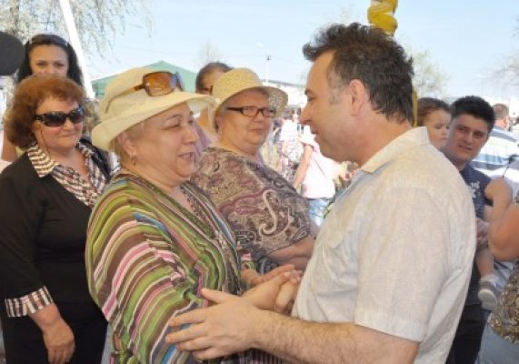 Matei împarte pachete de Sfânta Maria Mică